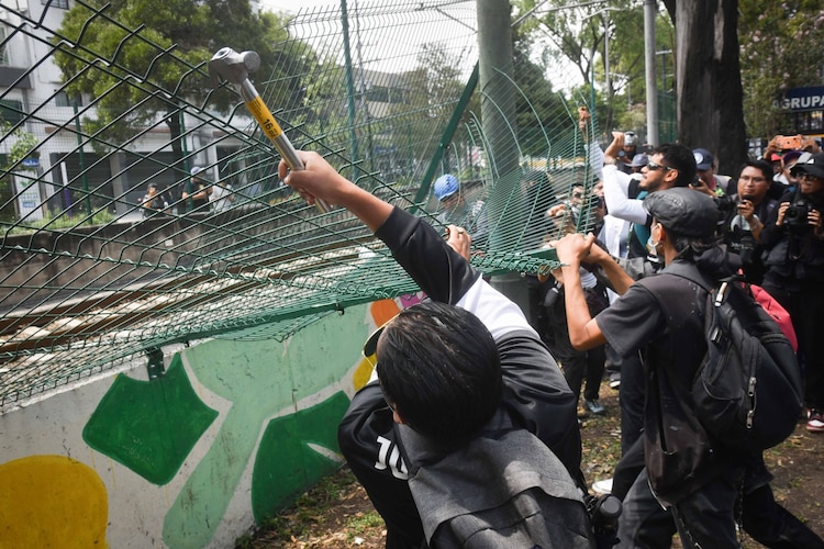 Manifestantes sobre Tlalpan realizan destrozos y protagonizan un breve altercado con policías.