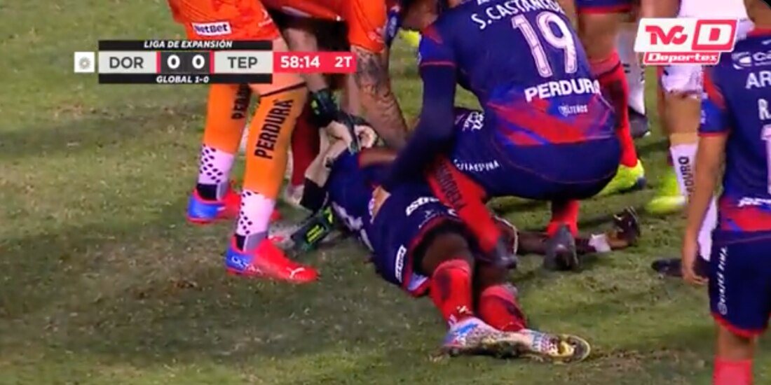 Juan Angulo, delantero del Tepatitlán, tendido en el césped después del choque de cabezas que tuvo con un jugador de Dorados en partido de cuartos de final de la Liga de Expansión.