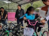 Estudiantes indígenas de Hidalgo reciben 'bicis' para llegar a su escuela.