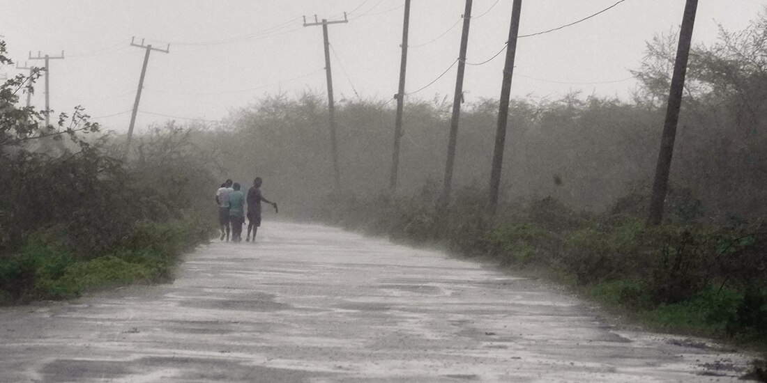 Personas caminan por una carretera durante el paso del huracán Melissa
en Rocky Point, Jamaica, ayer.