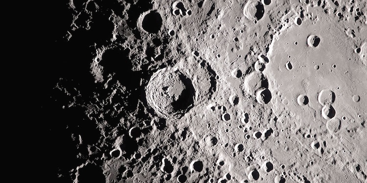 Una vista cercana del cráter Vavilov en el borde de la cuenca.