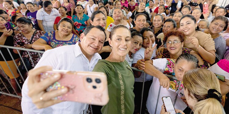 Joaquín Díaz y Claudia Sheinbaum se toman una selfie con yucatecos, ayer.