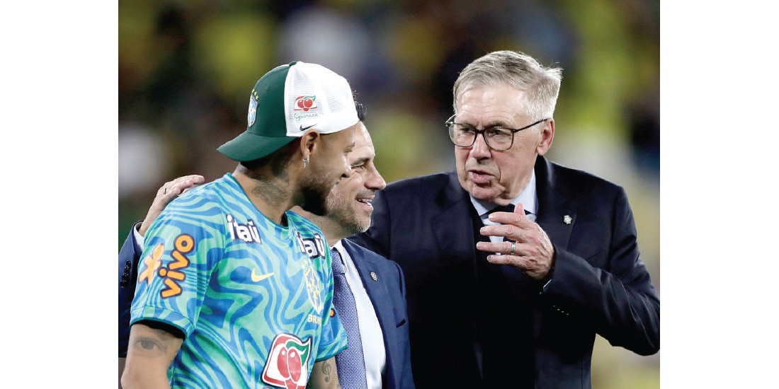EL DT platica con Neymar en el entrenamiento de ayer en EU