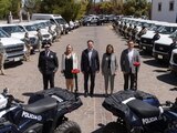 El mandatario estatal, Esteban Villegas (centro), durante la entrega de equipamiento a policías, ayer.