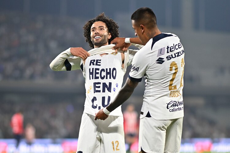 El Chino Huerta celebró sus goles ante las Chivas con la playera de "Re-Hecho en CU".