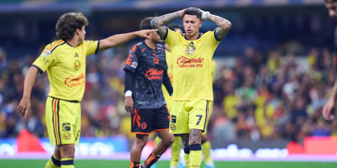 Brian Rodríguez se lamenta tras fallar un disparo en el partido.