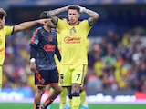 Brian Rodríguez se lamenta tras fallar un disparo en el partido.