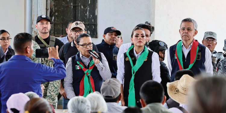 ROSA ICELA Rodríguez y Evelyn Salgado, ayer, en diálogo con habitantes de la zona