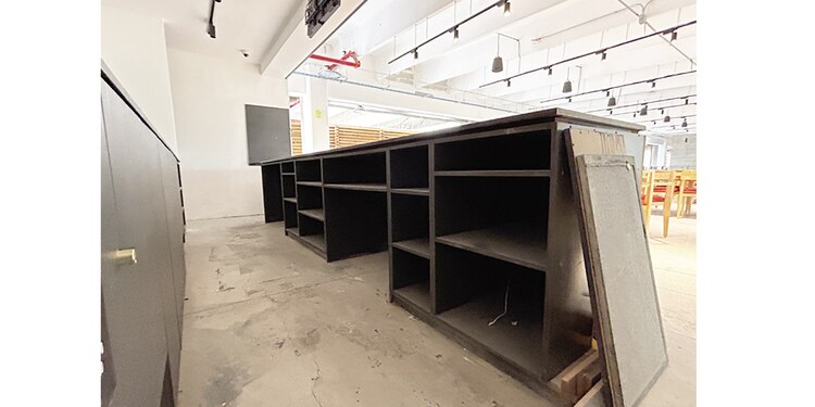 En el restaurante todavía faltan detalles y en la videoteca hay goteras y sigue en obras.