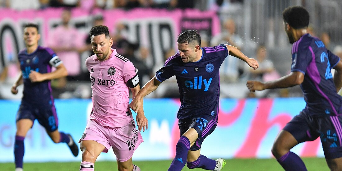 Lionel Messi conduce el balón en el duelo de cuartos de final de Leagues Cup entre Inter Miami y Charlotte FC.