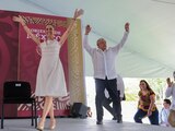 Claudia Sheinbaum y AMLO inauguran la carretera Acayucan-La Ventosa, parte del Corredor Interoceánico.