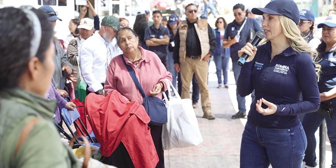 Romina Contreras junto con vecinos, el 25 de marzo pasado.