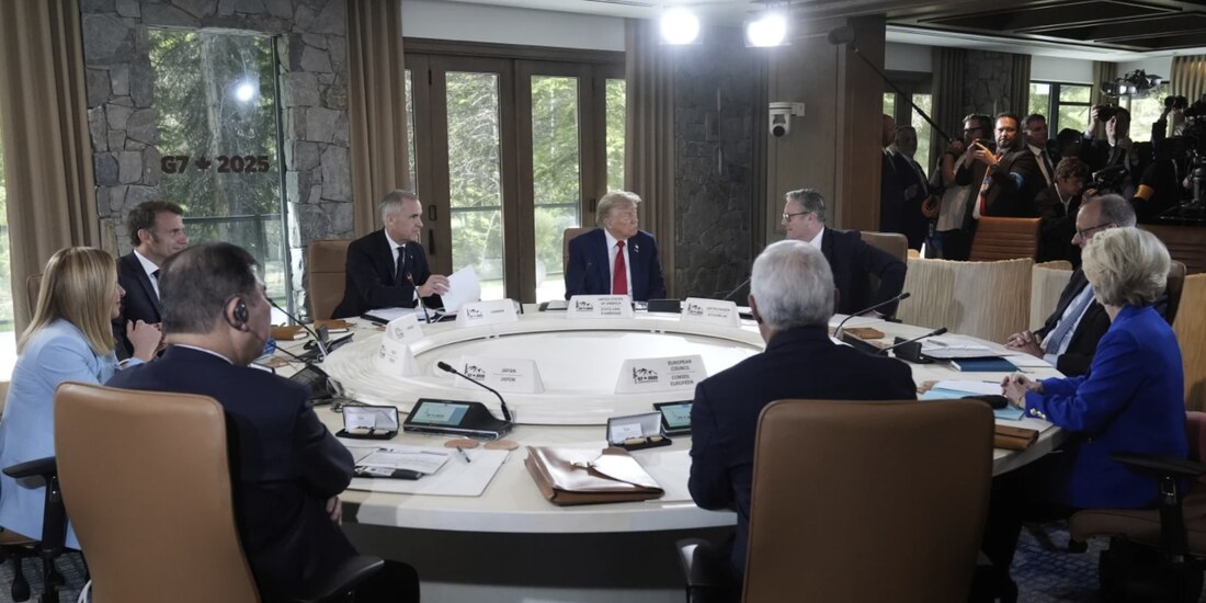 Líderes de Italia, Francia, Canadá, EU, Reino Unido y Alemania, participan en una sesión de la Cumbre del G7, ayer.