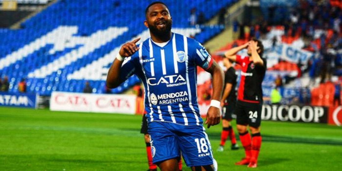 Santiago García festeja un gol con Godoy Cruz, su último equipo.