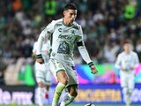 James Rodríguez conduce el balón en un partido del León en el Clausura 2025 de la Liga MX.