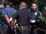 Policías resguardan al hombre detenido en Manhattan.