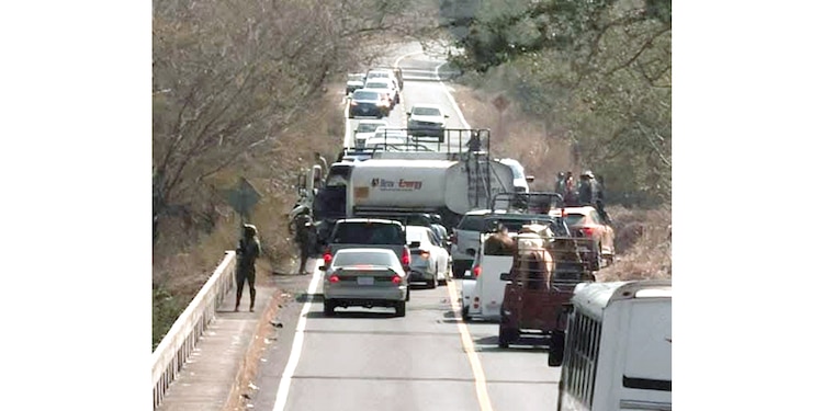 Narcobloqueos carreteros o quema de tiendas por estado │ Colima 9