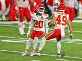 Daniel Sorensen celebra su touchdown Antonio Hamilton en el triunfo de Chiefs sobre Bills en la Semana 6 de la NFL.