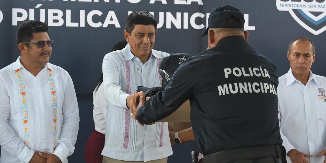 El gobernador de Oaxaca, Salomón Jara Cruz, entregó uniformes a policías de la región Costa.