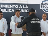 El gobernador de Oaxaca, Salomón Jara Cruz, entregó uniformes a policías de la región Costa.