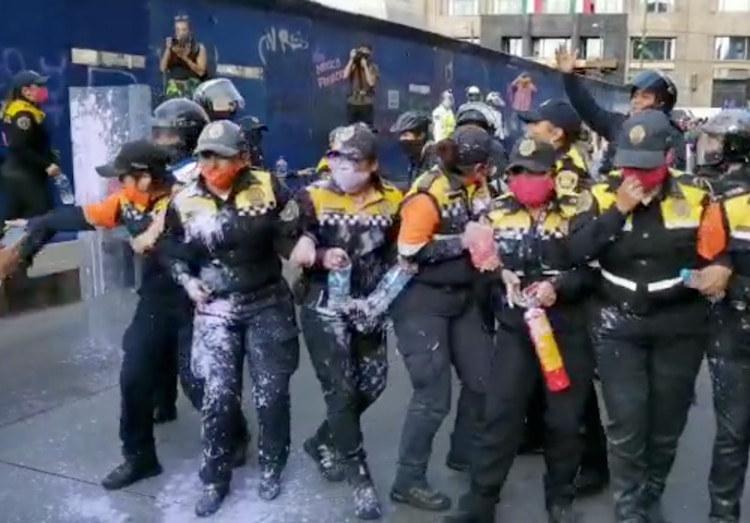 Policías de la SSC de la CDMX fueron agredidas con pintura por manifestantes que buscaban llegar al Zócalo.