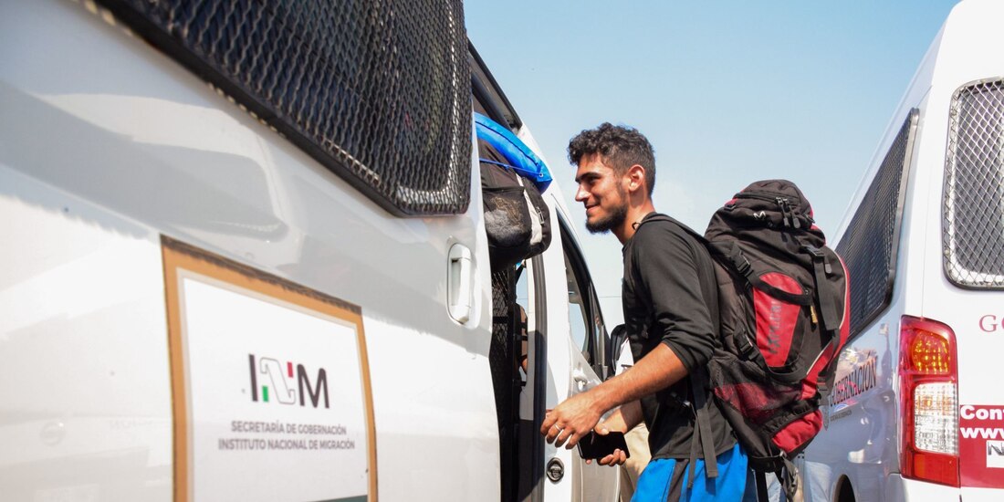 Luego de avanzar 40 kilómetros, la caravana migrante que salió de Tapachula, Chiapas, se entregó al INM en Huixtla.