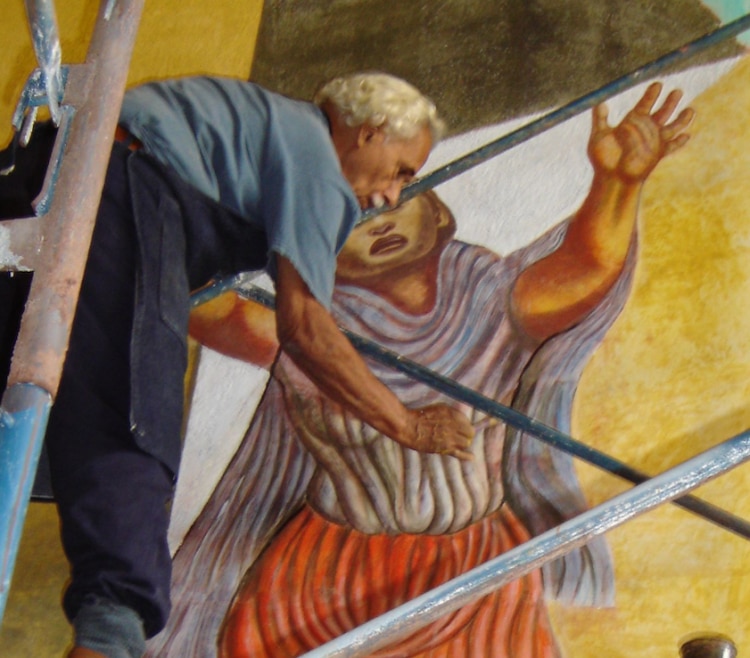 Melchor Peredo trabajando en su mural en el Palacio Gobierno de Xalapa, Veracruz, en 2004