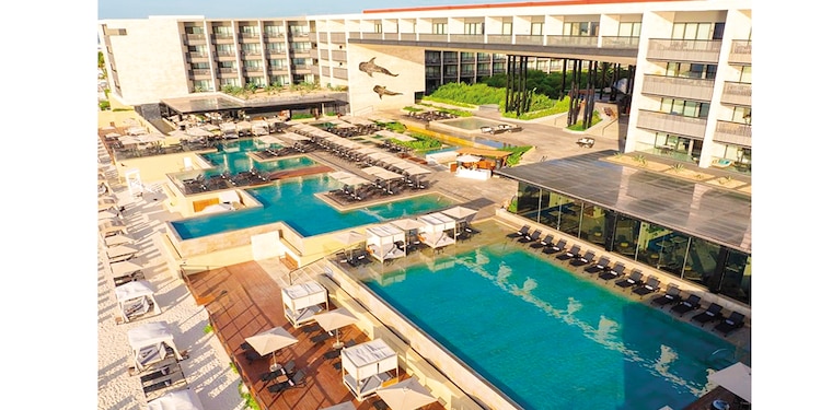 Al menos cuatro piscinas deleitan a los visitantes que llegan este resort.