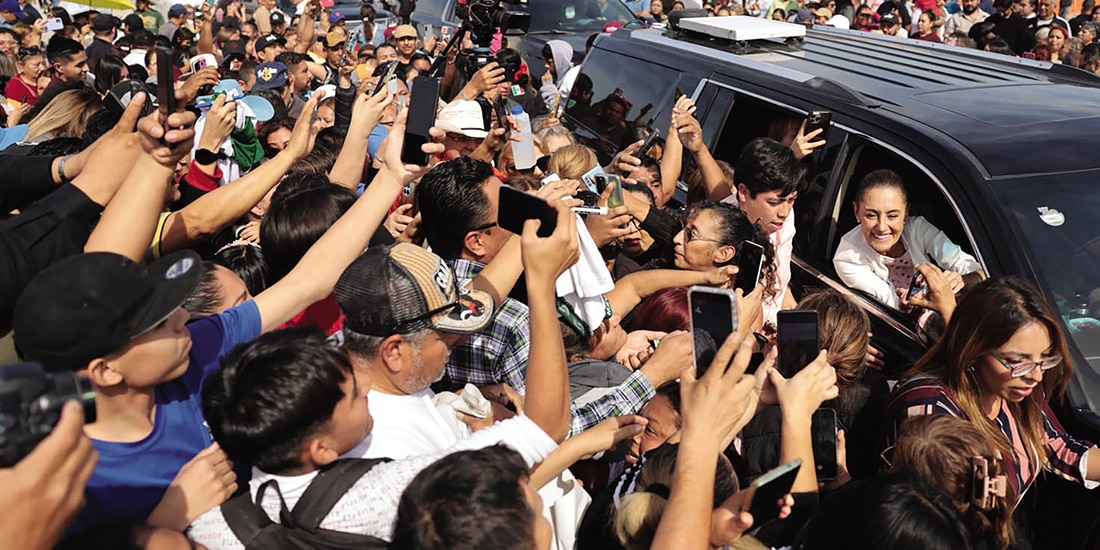 La mandataria, ayer, con beneficiarios