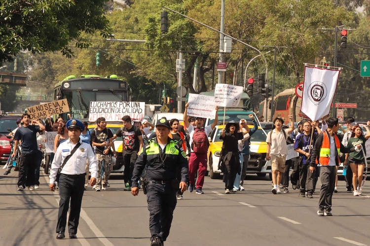 Aspecto de una marcha de estudiantes del IPN, en CDMX, en 2025.