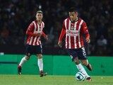 Roberto "Piojo" Alvarado en un partido con las Chivas