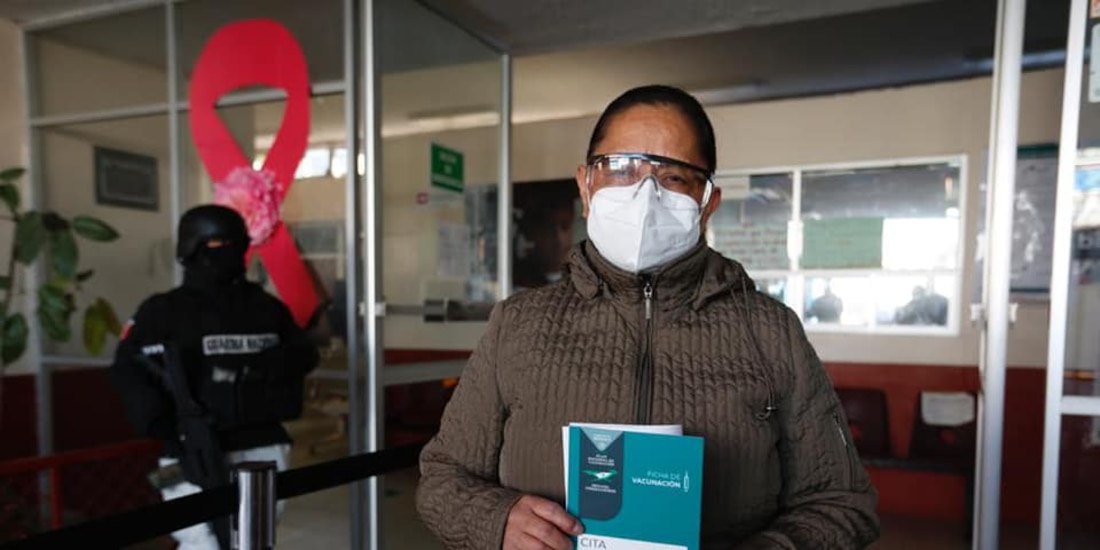 Doña Carmen Santiago recibió la primera dosis de la capital, este 15 de febrero