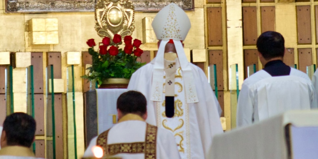 Sacerdote celebrando la Santa Misa
