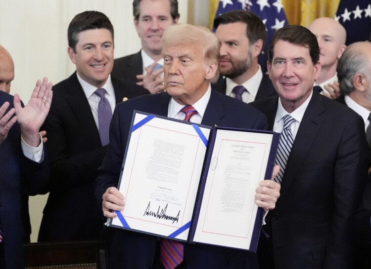En fotografía de archivo, Trump firmando una orden ejecutiva.
