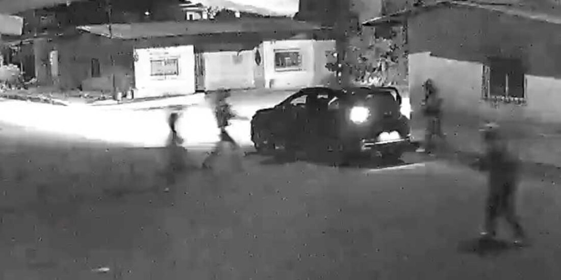 La captura de pantalla muestra los segundos previos al momento en que un artefacto estalla al interior de una camioneta que transportaba a sesi delincuentes durante su huida