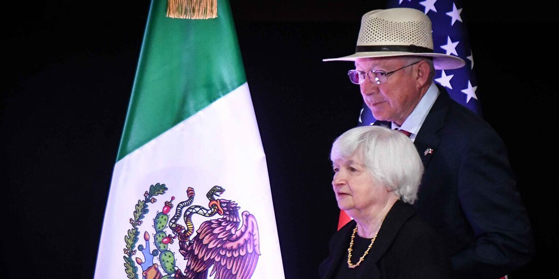 Janet Yellen, secretaria del Tesoro de los Estados Unidos; y Ken Salazar, embajador de los Estados Unidos en México, durante el evento protocolario por el inicio de la circulación de la Moneda de 20 pesos Conmemorativa de los “Doscientos Años de Relaciones Diplomáticas entre los Estados Unidos Mexicanos y los Estados Unidos de América