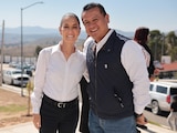 La Presidenta Claudia Sheinbaum Pardo junto al coordinador de Morena en Michoacán, Carlos Torres Piña.