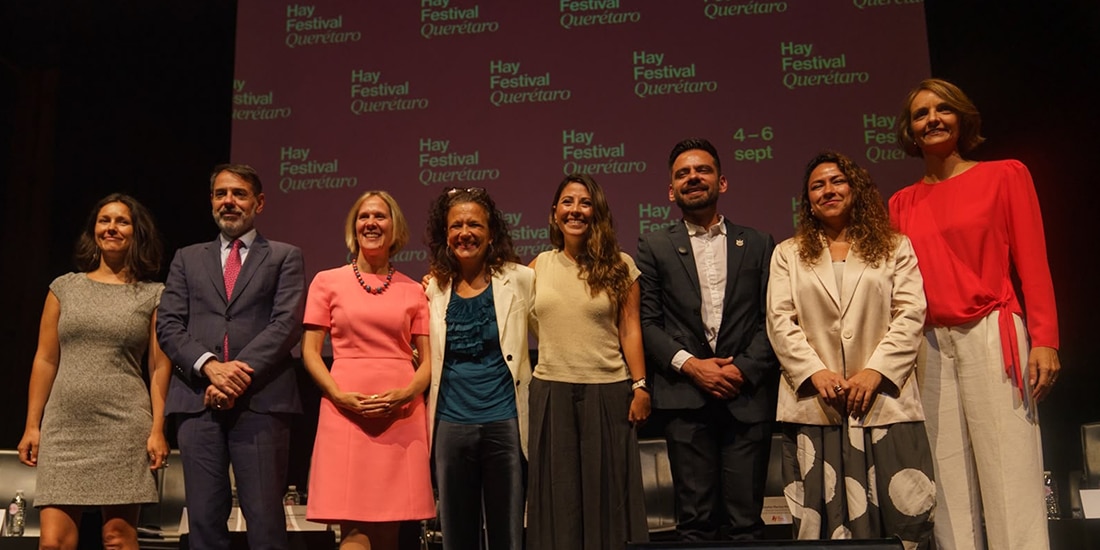 Al centro, Cristina Fuentes La Roche y Daniela Salgado Márquez, ayer.