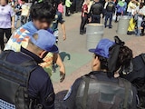 Policías revisan a aficionados del América, en el Estadio Banorte, en 2024.