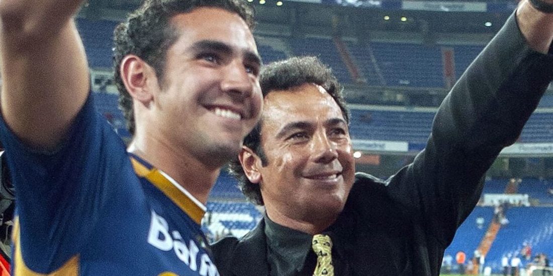 Hugo Sánchez y Hugo Sánchez Portugal, después de la victoria de Pumas sobre Real Madrid en el Trofeo Santiago Bernabéu en 2004.