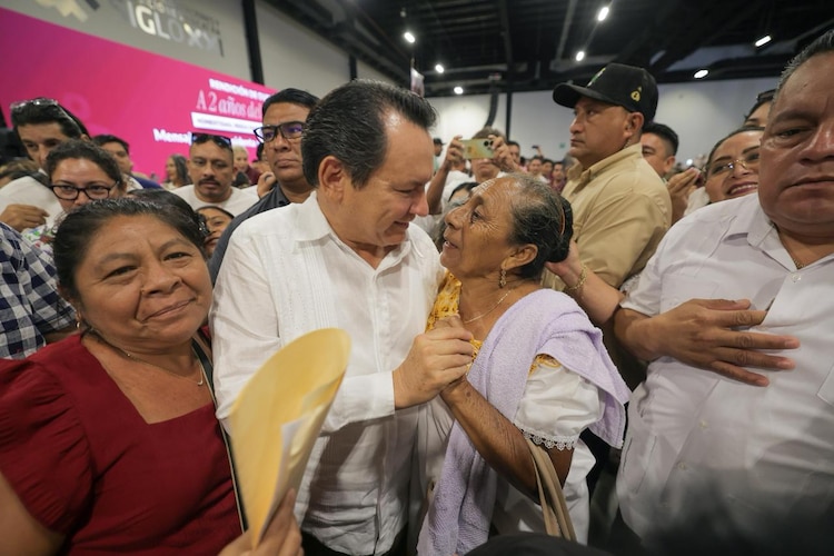 Miles de ciudadanos se reunieron en el ejercicio de rendición de cuentas sobre los avances del Renacimiento Maya en la entidad.