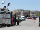 Un guardia del Departamento de Correccionales vigila la entrada principal a la Prisión Estatal de San Quintín, en San Quintín, California, el 24 de julio de 2019.