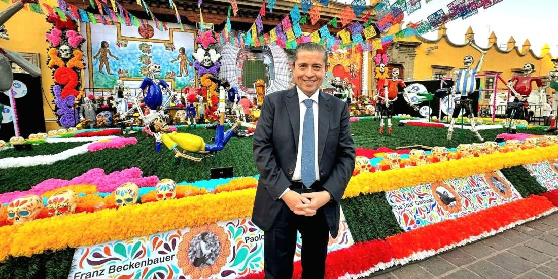 Coyoacán dedica ofrenda de Día de Muertos a leyendas del futbol.