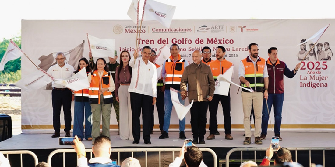 El gobernador de Tamaulipas, Américo Villareal, y Jesús Esteva Medina, titular de la SICT, en el banderazo, ayer.