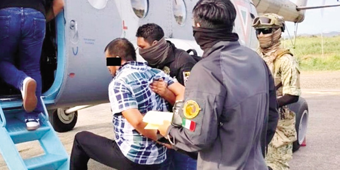 Elementos federales al custodiar al detenido para ser presentado ante a la autoridad del estado, ayer.