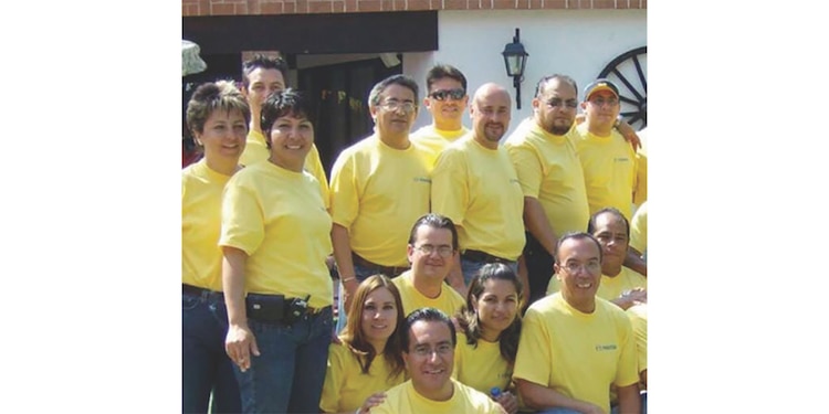 UNA IMAGEN del 2006 cuando Claudia
Gómez, tercera persona de izquierda a de-
recha, asistió a un evento cuando la marca
apenas tenía un año en el país.