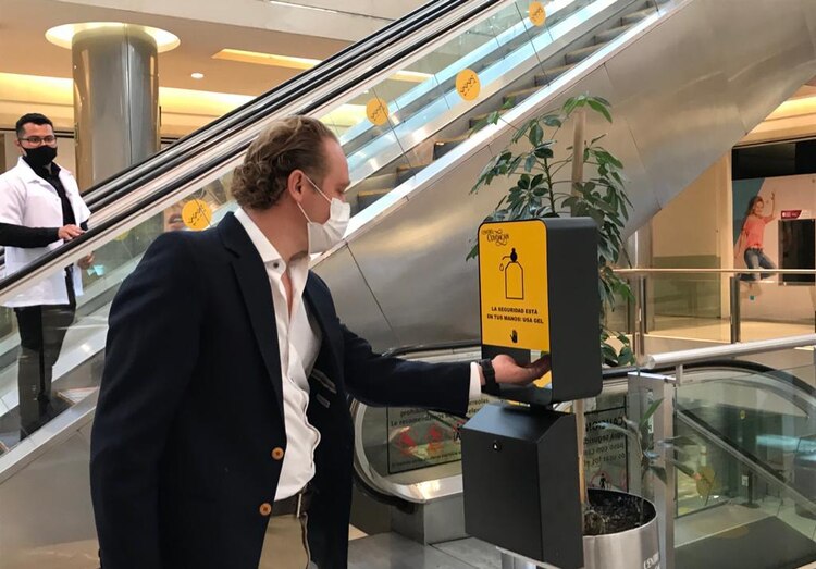 Recorrido por plaza comercial y tiendas.