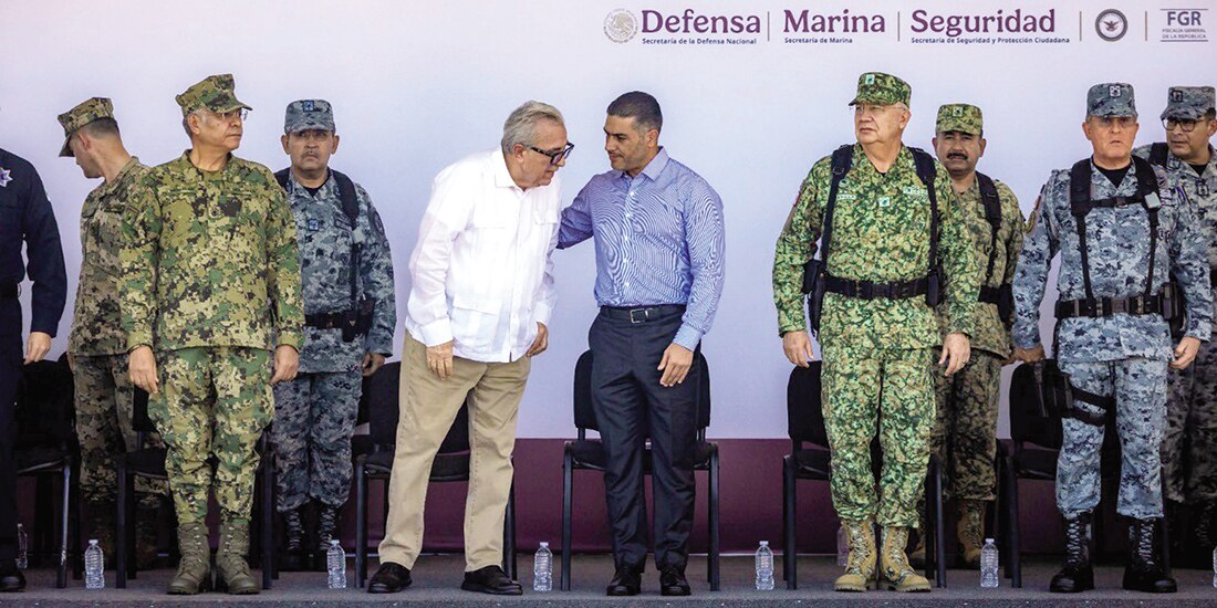 El gobernador Rubén Rocha Moya y Omar García Harfuch, ayer, en reunión con el Gabinete de Seguridad.