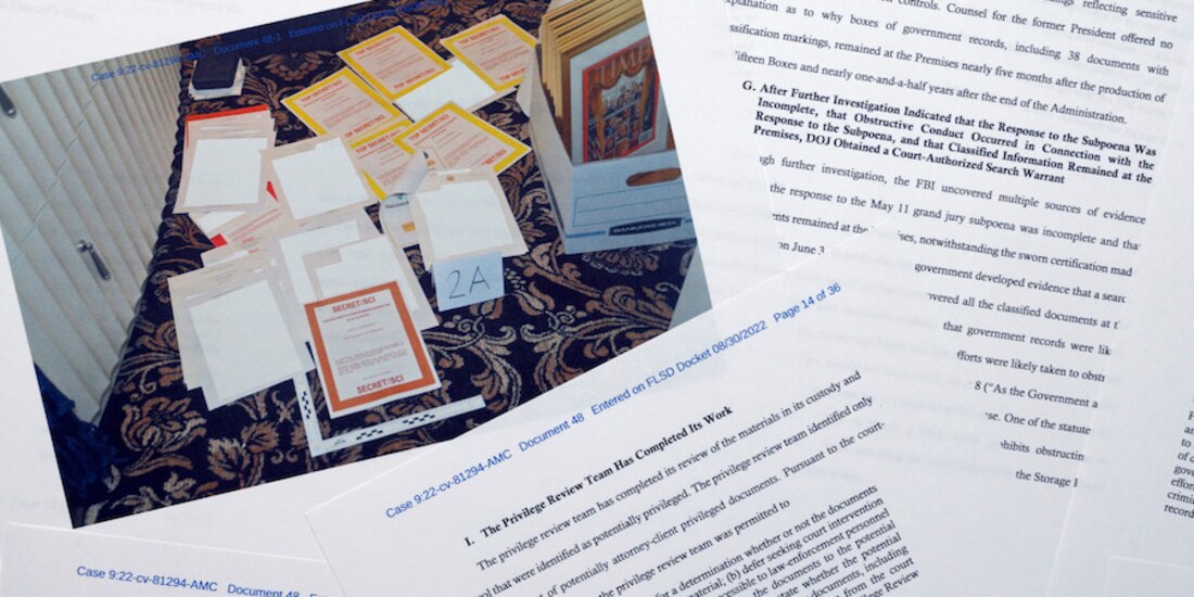 Autoridades muestran evidencia de material altamente clasificado hallado en la mansión de Trump.