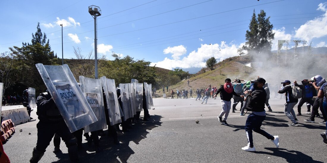Enfrentamiento de estudiantes de Ayotzinapa con la Guardia Nacional (GN) y la Policía estatal de Guerrero